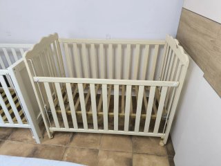 Cuna de madera color crema