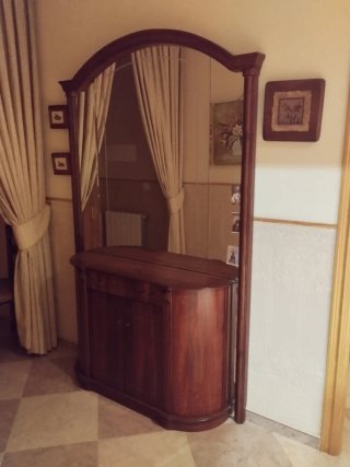 Mueble recibidor de madera con espejo