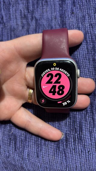 Apple Watch Series 7, con correas