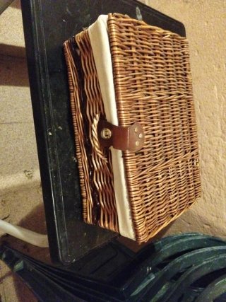 Maleta antigua de mimbre con detalles de cuero