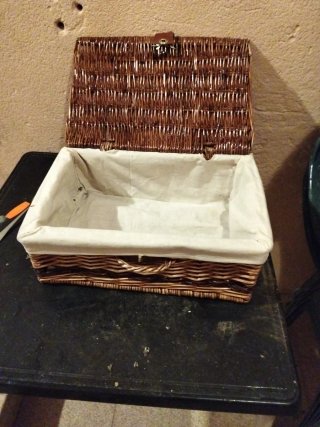 Maleta antigua de mimbre con detalles de cuero