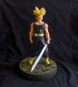 Figura Trunks con Espada