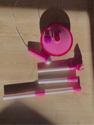 Micrófono infantil rosa con soporte