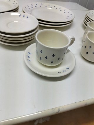Vajilla de porcelana con diseño floral azul.