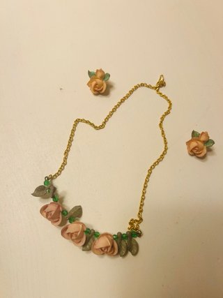 Collar y pendientes flores rosa y oro