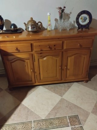 Aparador de madera con detalles dorados
