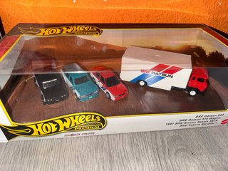 Hot Wheels Premium Datsun Diorama Set