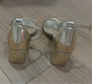 Sandalias doradas tacón bajo