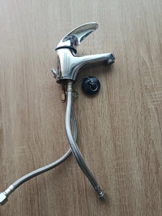 Grifo de lavabo metálico y plástico