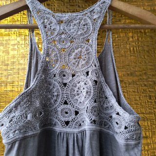 Vestido gris con encaje