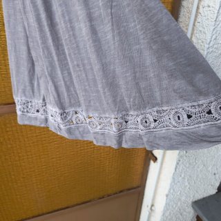 Vestido gris con encaje