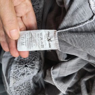 Vestido gris con encaje