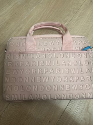Funda portátil rosa con estampado de ciudades