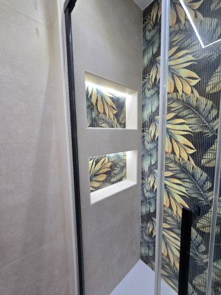 Baño completo con ducha y mueble flotante
