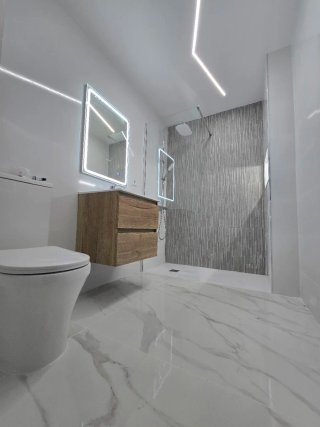 Baño completo con ducha y mueble flotante