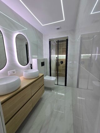 Baño completo con ducha y mueble flotante