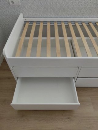Cama individual con cajones