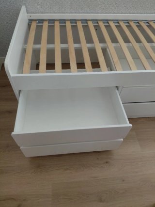 Cama individual con cajones