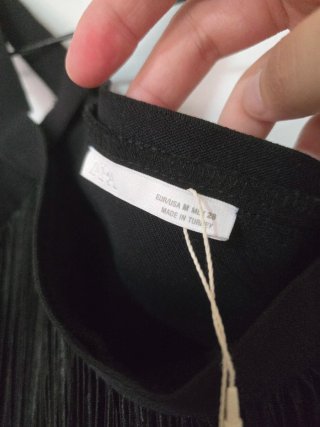 Vestido negro con flecos de Zara T. M