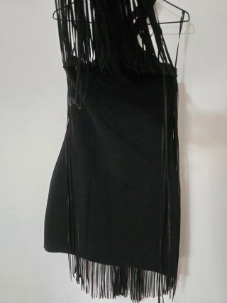 Vestido negro con flecos de Zara T. M