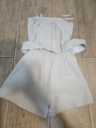 Mono corto gris con cinturón