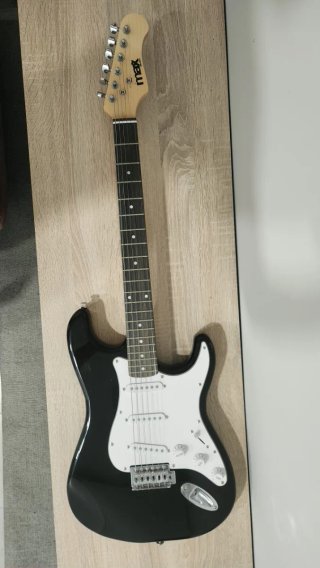Guitarra Eléctrica Negra con amplificador.