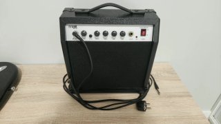Guitarra Eléctrica Negra con amplificador.