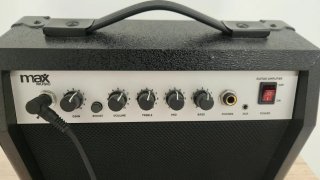 Guitarra Eléctrica Negra con amplificador.