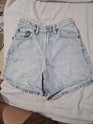 Pantalón corto vaquero desgastado