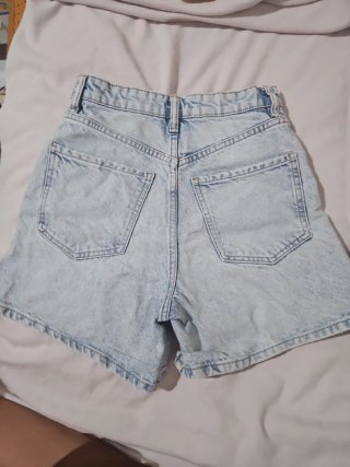 Pantalón corto vaquero desgastado