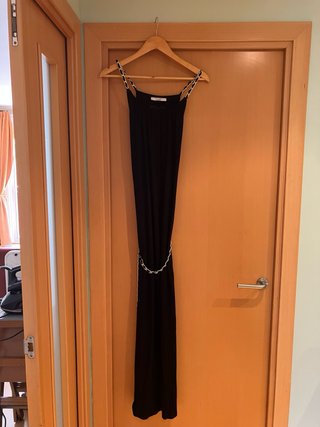 Vestido largo negro con cadena