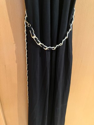Vestido largo negro con cadena