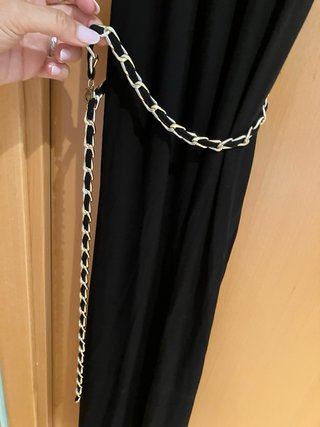 Vestido largo negro con cadena