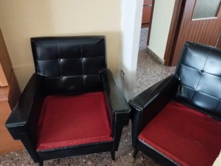 2 Sillones Negros con Cojines Rojos