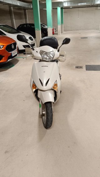 Honda Lead Scooter Blanca y Negra