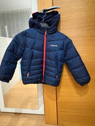Plumífero Levi's azul con capucha