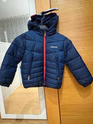 Plumífero Levi's azul con capucha