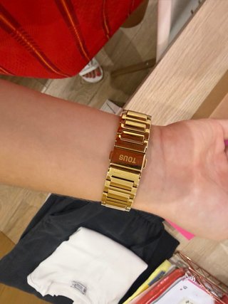 Reloj Tous Dorado con bordes con brillo