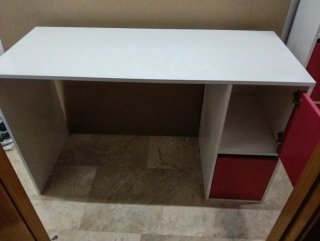 Escritorio blanco y rojo