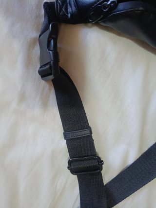 Riñonera negra efecto piel