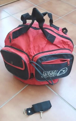 Bolsa porta casco roja y negra