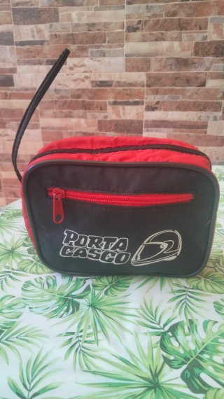 Bolsa porta casco roja y negra