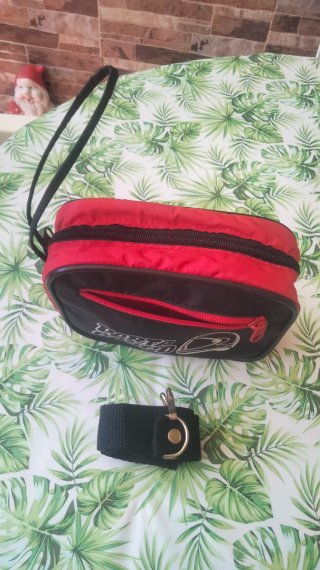 Bolsa porta casco roja y negra