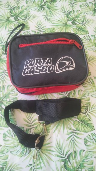 Bolsa porta casco roja y negra