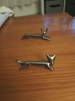 Figuras de gato y ciervo decorativas