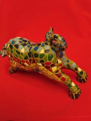 Figura Toro inspirado en trencadís de Gaudí