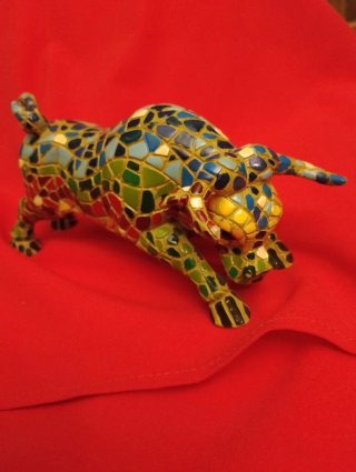 Figura Toro inspirado en trencadís de Gaudí