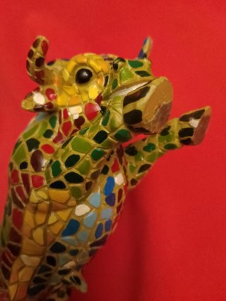 Figura Toro inspirado en trencadís de Gaudí