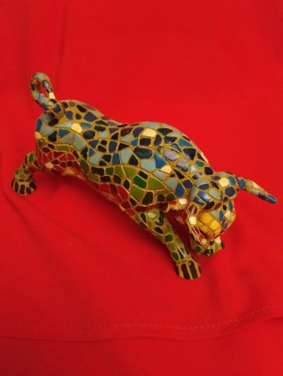 Figura Toro inspirado en trencadís de Gaudí