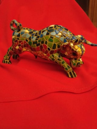 Figura Toro inspirado en trencadís de Gaudí